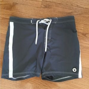 Vuori Mens Boardshorts Puerto Grey White Men Size 32 6" Inseam NWOT